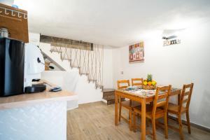 una cucina e una sala da pranzo con tavolo e sedie di La Casetta di Dandrì a Monreale