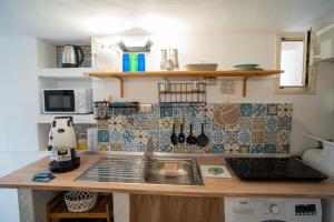 una cucina con un lavello e un piano di lavoro di La Casetta di Dandrì a Monreale