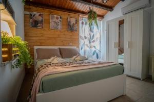 una camera da letto con un letto con le scarpe sopra di La Casetta di Dandrì a Monreale Altre 26 foto