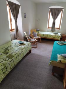 Postel nebo postele na pokoji v ubytování Hotel U Zvonu