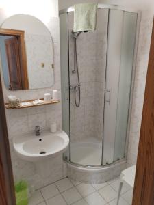 Koupelna v ubytování Hotel U Zvonu + 37 fotografií