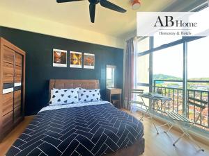 ein Schlafzimmer mit einem Bett und einem Deckenventilator in der Unterkunft ABHOME "BOSS SUITE" Midas Seri Alam #Mall #Masai JB in Masai