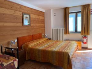a hotel room with two beds and a window at Da Petro Appartamenti per vacanze in Pila