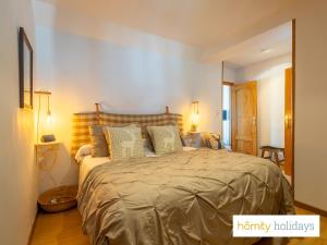a bedroom with a large bed in a room at Homity Holidays - Duplex Sierra Nevada - Montebajo - A pie de pista in Sierra Nevada