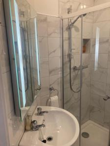 un bagno con lavandino e doccia in vetro di Steeple View B&B Guesthouse Donegal - Newly renovated in 2023 a Ballybofey