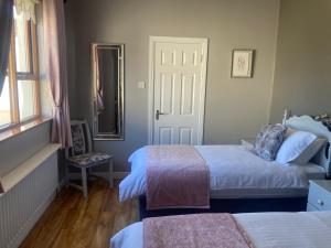 Letto o letti in una camera di Steeple View B&B Guesthouse Donegal - Newly renovated in 2023