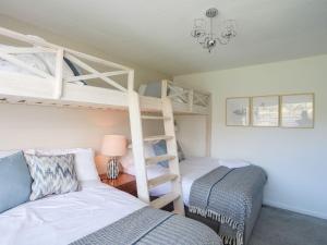 プスヘリにあるTrem Ynys 3 bedの二段ベッドが2つある部屋にベッドが2つ