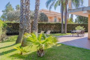 A garden outside Etna, mare e verde