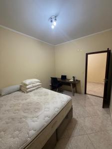 En eller flere senge i et værelse på Refúgio do Peregrino do Lado da Igreja Matriz