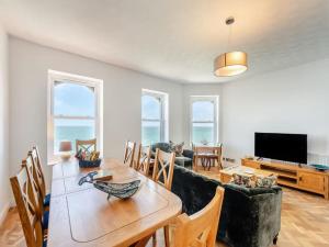 un soggiorno con un tavolo e un divano di White Horses - Seaviews a Ilfracombe