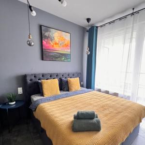 Ένα ή περισσότερα κρεβάτια σε δωμάτιο στο Studio Krzemieniecka, metro Słodowiec, heating, free parking by Cosmo Spirit