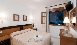 Säng eller sängar i ett rum på Hotel Restaurante Blanco y Verde