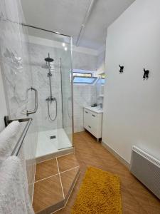 a bathroom with a shower with a glass shower stall at Maison Miranda nord Portugal in Represas