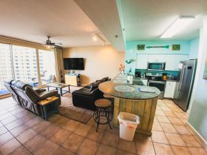 Кухня или мини-кухня в Beach Condo at the Shores of Panama Condos - Unit 918
