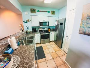 Кухня или мини-кухня в Beach Condo at the Shores of Panama Condos - Unit 918
