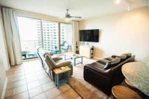 Телевизор и/или развлекательный центр в Beach Condo at the Shores of Panama Condos - Unit 918