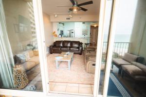 Гостиная зона в Beach Condo at the Shores of Panama Condos - Unit 918