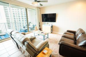 Телевизор и/или развлекательный центр в Beach Condo at the Shores of Panama Condos - Unit 918