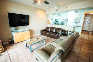 Телевизор и/или развлекательный центр в Beach Condo at the Shores of Panama Condos - Unit 918