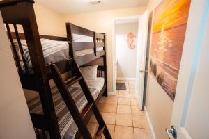 Кровать или кровати в номере Beach Condo at the Shores of Panama Condos - Unit 918