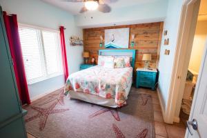 Кровать или кровати в номере Beach Condo at the Shores of Panama Condos - Unit 918