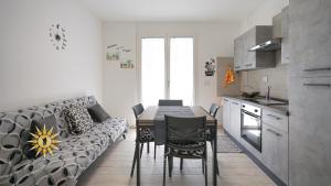 a living room with a table and a couch at Brisa Blanca in Alghero
