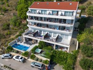 Bazén v ubytování Villa Jolara With Heated Pool - Deluxe Apartment 6 nebo v jeho okolí