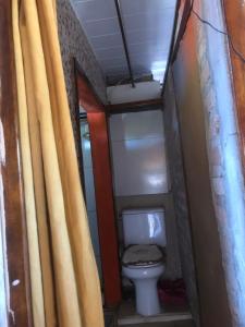 a small bathroom with a toilet in a room at Rústica Chapas P in Lençóis