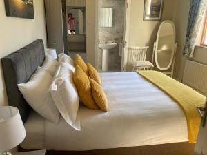 Letto o letti in una camera di Steeple View B&B Guesthouse Donegal - Newly renovated in 2023