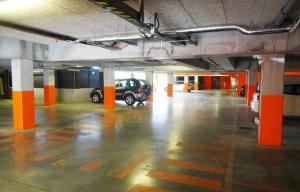 an empty parking garage with a car parked in it at Appart-Hôtel Mer & Golf City Bordeaux - Bruges in Bruges