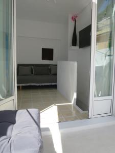 a living room with a couch and a table at Casa al Castillo in Cullera