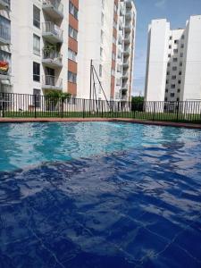 Serenity Inn Jamundi في Jamundí: تجمع كبير من الماء الأزرق أمام المباني