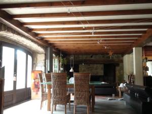 ル・シャンボン・シュル・リニョンにあるVilla spacieuse avec piscine à Le Chambon-sur-Lignonのテーブルと椅子のあるダイニングルーム