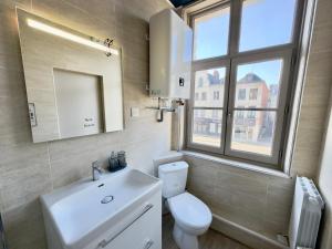 アラスにあるLe Studio Des Sorciers ! Hyper Centre Arrasのトイレ、洗面台、窓のあるバスルーム +18枚の写真