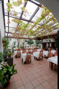 A restaurant or other place to eat at Hotel Restaurante Blanco y Verde