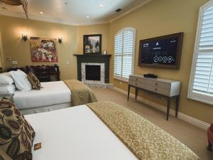 Un dormitorio con dos camas y un televisor de pantalla plana. en Villa Arden Hills, en Sacramento
