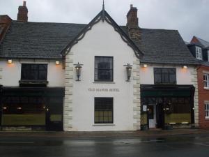 un edificio blanco en la esquina de una calle en Caravelli en Loughborough