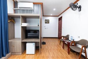 Kuchyň nebo kuchyňský kout v ubytování Nhà nghỉ Đức Trọng