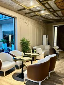 Posezení v ubytování Vertus Hotel and Suites + 30 fotografií