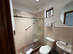 ein Badezimmer mit Dusche, Toilette und Waschbecken in der Unterkunft Hotel El Morlaco in Cuenca + 70 Fotos