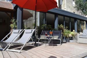 Le Trophée Boutique Hôtel Spa- La Loggia Appart'hôtel的庭院或其他户外区域