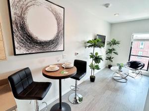 a dining room with a table and chairs in a room at Urban Jungle Retreat (417) in Des Moines