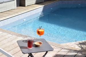 Le Trophée Boutique Hôtel Spa- La Loggia Appart'hôtel内部或周边的泳池