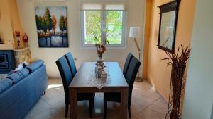 A seating area at Pazinos/Neveli Cottage