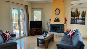 A seating area at Pazinos/Neveli Cottage