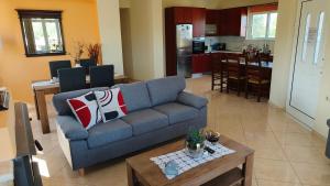 A kitchen or kitchenette at Pazinos/Neveli Cottage