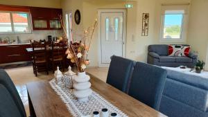 A seating area at Pazinos/Neveli Cottage