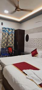 a bedroom with a large bed with a ceiling at Sathya Residency in Tiruvannāmalai +5 photos