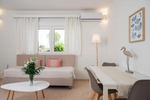 A seating area at Naftilos Rosmarinus Apartments
