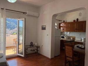 una cocina con una mesa y una encimera en EK-Center Vila Berat, en Berat